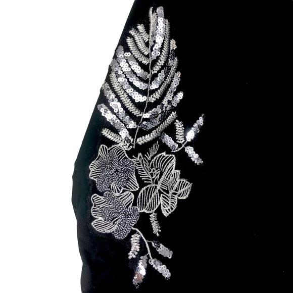 Romans Plus SZ 18/20 Black Sweatshirt w/Blingy Floral Sequins Down The Sleeves - Picture 4 of 5